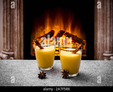 Zwei Eierlikör Gläser am Kamin, Abend Stockfoto