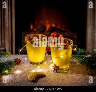 Zwei Eierlikör Gläser am Kamin, Abend Stockfoto