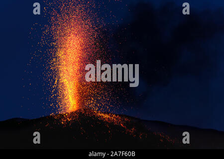 Explosive Eruption in der Abenddämmerung in einem der drei Krater des aktiven Vulkans Stromboli, Äolische Inseln, Italien. Stockfoto