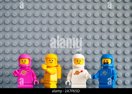 Tambow, Russische Föderation - Februar 24, 2019 vier Astronauten Lego Minifiguren gegen grauen Grundplatte Hintergrund. Die LEGO Film 2. Stockfoto