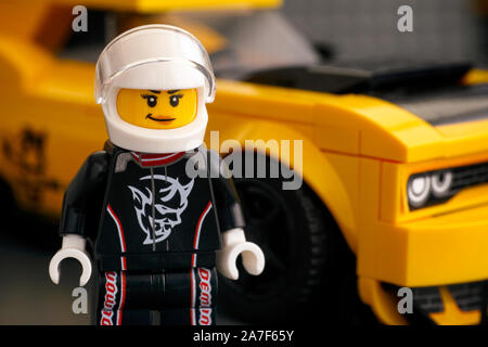 Tambow, Russland - 21 April, 2019 Lego 2018 Dodge Challenger SRT Daemon Treiber minifigur von LEGO Speed Champions gegen sein Auto. Stockfoto