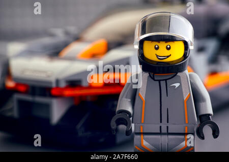 Tambow, Russland - 21 April, 2019 LEGO Minifigur McLaren Senna Fahrer von LEGO Speed Champions gegen sein Auto. Studio gedreht. Stockfoto