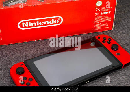 Tambow, Russische Föderation - Juni 22, 2019 Nintendo video game Konsole und Nintendo Red Box. Stockfoto