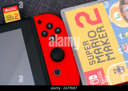 Tambow, Russland - Juli 09, 2019 Super Mario Teekocher 2 Video Game Box und Nintendo video game Konsole mit Patrone. Stockfoto