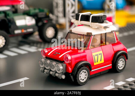 Tambow, Russische Föderation - August 18, 2019 Lego 1967 Mini Cooper S Rallye Auto von LEGO Speed Meister auf der Grundplatte. Stockfoto