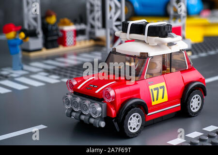 Tambow, Russische Föderation - August 18, 2019 Lego 1967 Mini Cooper S Rallye Auto von LEGO Speed Meister auf der Straße in der Nähe der Grundplatte Pit Stop entfernt. Stockfoto