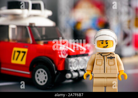 Tambow, Russische Föderation - August 18, 2019 Lego 1967 Mini Cooper S Rallye Fahrer minifigur von LEGO Speed Champions gegen sein Auto. Stockfoto