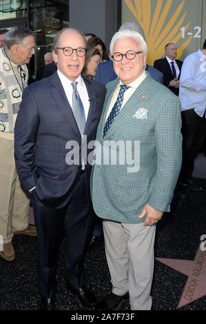 Los Angeles, CA. 1 Nov, 2019. Harry Friedman, Vin Di Bona an der Induktion Zeremonie für Stern auf dem Hollywood Walk of Fame für Harry Friedman, Hollywood Boulevard, Los Angeles, CA 1. November 2019. Quelle: Michael Germana/Everett Collection/Alamy leben Nachrichten Stockfoto