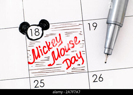 Erinnerung Mickey Mouse Tag im Kalender mit Pen. Am 18. November. Close-up. Stockfoto