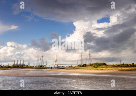 Hängebrücke über den Fluss Dee an Queensferry, Deeside, North Wales Stockfoto