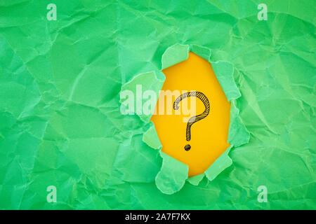 Fragezeichen aus Rip-Spot im Grünbuch. Close Up. Stockfoto
