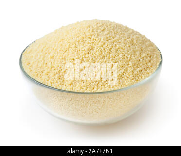 Ungekocht Couscous in Glasschale auf weißem Hintergrund mit Freistellungspfad isoliert Stockfoto