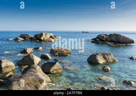 Querformat der Ruhe, Meer und Küste mit großen Felsen und Granitfelsen im Morgenlicht Stockfoto