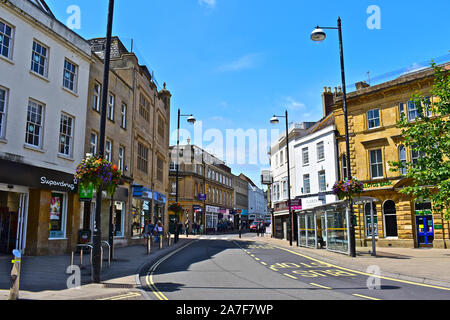 Ein Blick auf die High Street, im alten Teil von Yeovil mit einer Mischung aus Banken, Geschäften und Cafés. Zwei Juweliere Geschäfte mit Art déco-Stil der Uhr an der Wand montierte ab Stockfoto