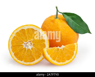 Orangen mit Blatt auf weißem Hintergrund Stockfoto