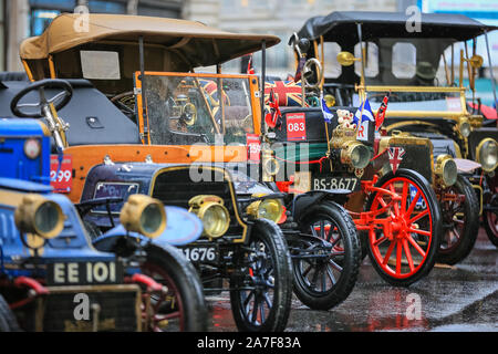 Regent Street, London, UK. 02 Nov, 2019. Der Concours d'Elegance von Oldtimern, mit über 100 pre-1905 Autos auch im Rahmen der Bonhams London Brighton Run am Sonntag. Der London Regent Street ist für den Tag Fußgängerzone die jährliche Route 66 Regent Street Motor Show Host, verfügt über ein breites Spektrum an schönen Autos auf Anzeige an die Öffentlichkeit, von klassischen Motoren zu den berühmten Supercars, Ultra-niedrige elektrische Fahrzeuge und legendären Route 66 Americana Automobile. Credit: Imageplotter/Alamy Live News Credit: Imageplotter/Alamy leben Nachrichten Stockfoto