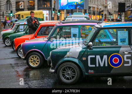 Regent Street, London, UK. 02 Nov, 2019. Mini Coopers entlang der Strasse gesäumt, die frühzeitige Aufmerksamkeit der Enthusiasten. Der London Regent Street ist für den Tag Fußgängerzone die jährliche Route 66 Regent Street Motor Show Host, verfügt über ein breites Spektrum an schönen Autos auf Anzeige an die Öffentlichkeit, von klassischen Motoren zu den berühmten Supercars, Ultra-niedrige elektrische Fahrzeuge und legendären Route 66 Americana Automobile. Credit: Imageplotter/Alamy Live News Credit: Imageplotter/Alamy leben Nachrichten Stockfoto