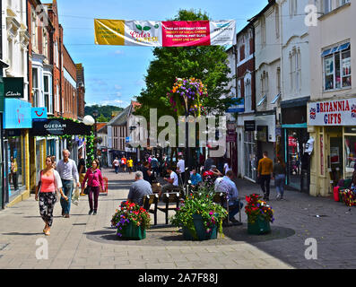 Ein Blick auf die geschäftigen und hektischen Middle Street, eine der wichtigsten Einkaufsstraßen von Yeovil. Käufer entlang wandern. Pretty Woman in farbenfrohem Outfit. Stockfoto