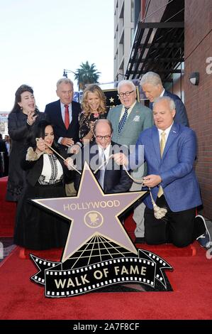 Los Angeles, CA. 1 Nov, 2019. Donelle Dadigan, Rana Ghadban, Pat Sajak, Vanna White, Harry Friedman, Vin Di Bona, Alex Trebek, Jeff Zarrinnam an der Induktion Zeremonie für Stern auf dem Hollywood Walk of Fame für Harry Friedman, Hollywood Boulevard, Los Angeles, CA 1. November 2019. Quelle: Michael Germana/Everett Collection/Alamy leben Nachrichten Stockfoto