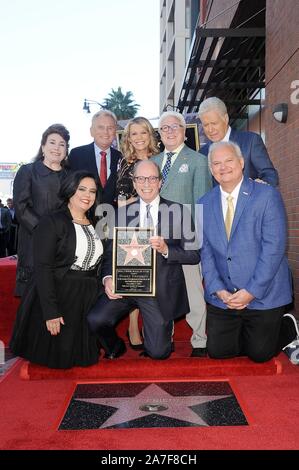 Los Angeles, CA. 1 Nov, 2019. Donelle Dadigan, Rana Ghadban, Pat Sajak, Vanna White, Harry Friedman, Vin Di Bona, Alex Trebek, Jeff Zarrinnam an der Induktion Zeremonie für Stern auf dem Hollywood Walk of Fame für Harry Friedman, Hollywood Boulevard, Los Angeles, CA 1. November 2019. Quelle: Michael Germana/Everett Collection/Alamy leben Nachrichten Stockfoto