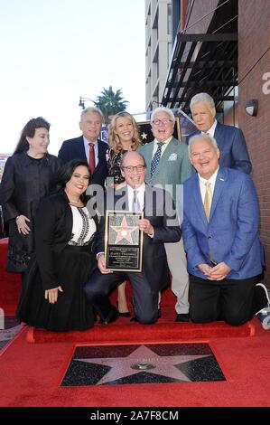 Los Angeles, CA. 1 Nov, 2019. Donelle Dadigan, Rana Ghadban, Pat Sajak, Vanna White, Harry Friedman, Vin Di Bona, Alex Trebek, Jeff Zarrinnam an der Induktion Zeremonie für Stern auf dem Hollywood Walk of Fame für Harry Friedman, Hollywood Boulevard, Los Angeles, CA 1. November 2019. Quelle: Michael Germana/Everett Collection/Alamy leben Nachrichten Stockfoto