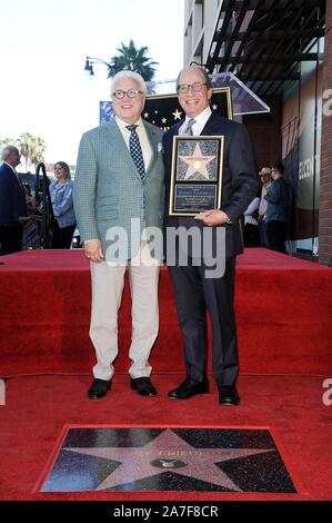 Los Angeles, CA. 1 Nov, 2019. Vin Di Bona, Harry Friedman auf der Induktion Zeremonie für Stern auf dem Hollywood Walk of Fame für Harry Friedman, Hollywood Boulevard, Los Angeles, CA 1. November 2019. Quelle: Michael Germana/Everett Collection/Alamy leben Nachrichten Stockfoto