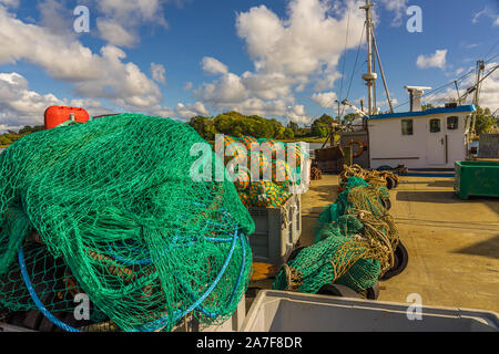 Fischernetze auf einem fischkutter oder Fischerboot im Hafen Überfischung Fischereien Stockfoto