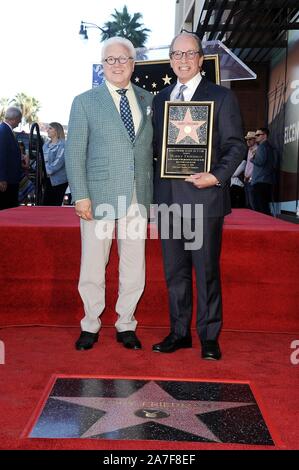 Vin Di Bona, Harry Friedman auf der Induktion Zeremonie für Stern auf dem Hollywood Walk of Fame für Harry Friedman, Hollywood Boulevard, Los Angeles, CA 1. November 2019. Photo By: Michael Germana/Everett Collection Stockfoto