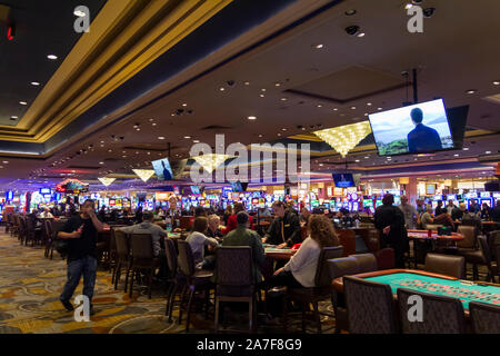 Innenraum von einem Casino in Las Vegas, wo die Menschen ihr Geld in verschiedenen Spielen verbringen, um zu gewinnen Stockfoto