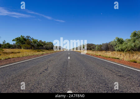 Gerade Straße durch die Wüste von Australien, South Australia, Stuart Highway in Australien Stockfoto