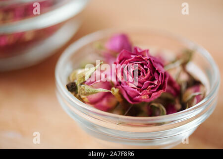 Trockene rosa Rose in kleinen Gläsern, die in der SOAP verwendet werden können. Stockfoto