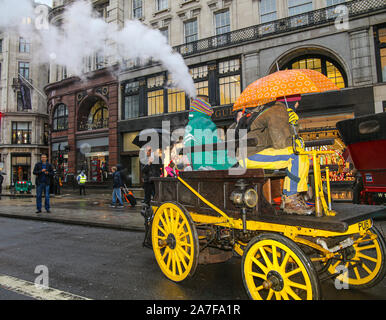 London, Großbritannien, 02. November 2019 ein Schaufenster von 125 Jahren Autofahren einschließlich Veteran, Vintage, klassischen und modernen Autos. Die weltweit am längsten laufenden fahrende Veranstaltung liefert ein Stück lebendige Geschichte als wegweisende Automobile ihren jährlichen Ausflug bewältigen. Die Veteran Car Run, zurückgehend bis 1927, gegründet wurde zum Gedenken an die Emanzipation von 1896, feierte die neue Freiheit der Autofahrer durch das Läuten der "Red Flag Act" gewährt. Credit: Paul Quezada-Neiman/Alamy leben Nachrichten Stockfoto