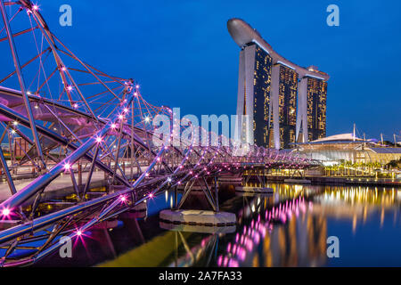 Der Helix Bridge mit der Marina Bay Sands im Hintergrund, Marina Bay, Singapore. Stockfoto