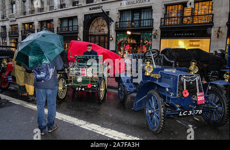 London, Großbritannien, 02. November 2019 ein Schaufenster von 125 Jahren Autofahren einschließlich Veteran, Vintage, klassischen und modernen Autos. Die weltweit am längsten laufenden fahrende Veranstaltung liefert ein Stück lebendige Geschichte als wegweisende Automobile ihren jährlichen Ausflug bewältigen. Die Veteran Car Run, zurückgehend bis 1927, gegründet wurde zum Gedenken an die Emanzipation von 1896, feierte die neue Freiheit der Autofahrer durch das Läuten der "Red Flag Act" gewährt. Credit: Paul Quezada-Neiman/Alamy leben Nachrichten Stockfoto