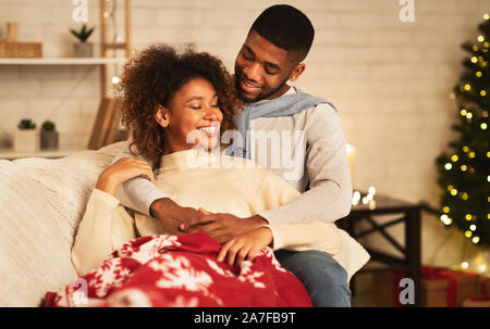 Winter Urlaub zusammen genießen. Paar entspannen auf dem Sofa Stockfoto