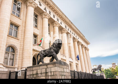 Gebäude des Court House und die zwei bronzenen Löwen in Sofia, Bulgarien Stockfoto