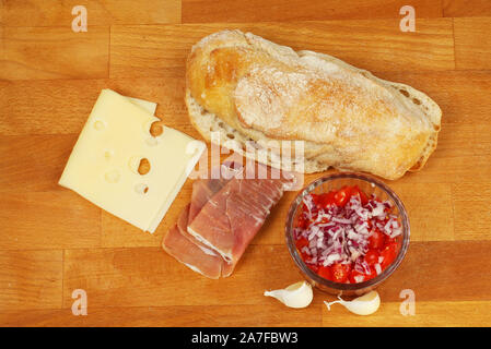 Bruschetta Zutaten auf einem hölzernen Schneidebrett Stockfoto