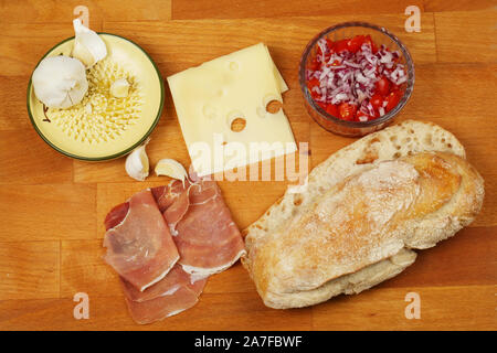 Bruschetta Zutaten auf einem hölzernen Schneidebrett Top View Stockfoto