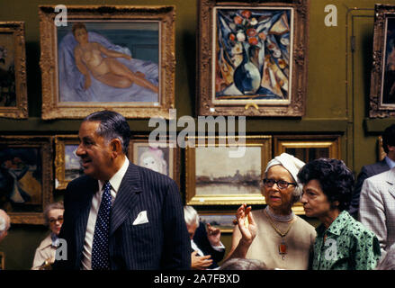 Kunstsammler, die auf Auktionen kaufen - Kunstgegenstände sammeln. Sothebys Auktion 1970er, vom Verkauf der Robert von Hirsch Kunstsammlung in ihrem Auktionshaus in der Bond Street London. 1978. Peter Wilson Auktionator Vorsitzender UK HOMER SYKES Stockfoto