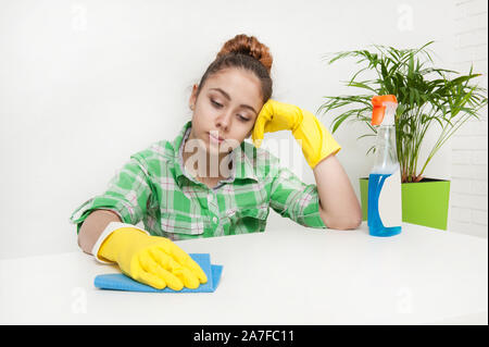 Behandschuhten Hausfrau putzt die Wohnung Stockfoto