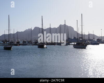 Yachten und Boote im Hafen in der afrikanischen Stadt Mindelo auf Sao Vicente in Kap Verde Stockfoto