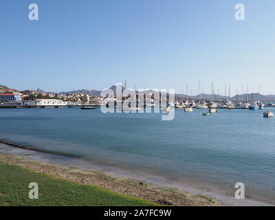 Panorama der Yachten und Boote im Hafen in der afrikanischen Stadt Mindelo auf Sao Vicente in Kap Verde Stockfoto