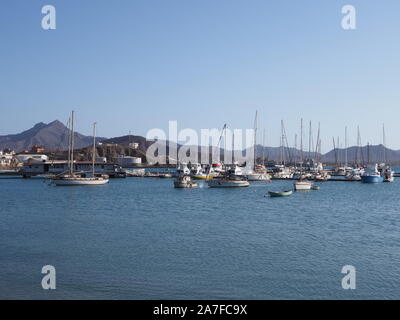 Blick auf die Yachten und Boote im Hafen in der afrikanischen Stadt Mindelo auf Sao Vicente in Kap Verde Stockfoto