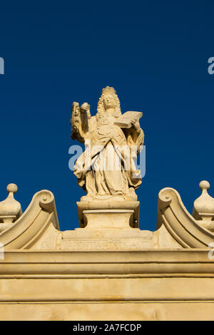 Minerva-Statue am Eingang eines Teils der Universität Coimbra in Portugal Stockfoto