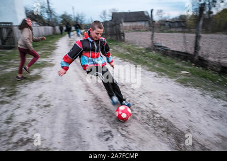Zwei Kinder spielen Fußball innerhalb der Sperrzone von Tschernobyl. Die Ukraine Stockfoto