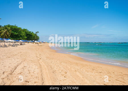 Ein Blick auf Farol de Itapua Strand mit ruhigem Wasser und schönen türkisfarbenen Meer - Salvador, Bahia (Brasilien) Stockfoto