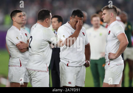 Englands (links-rechts) Ben Youngs, Jamie George, Mako Vunipola und Owen Farrell reagieren nach dem 2019 Rugby World Cup Finale von Yokohama Stadion. Stockfoto