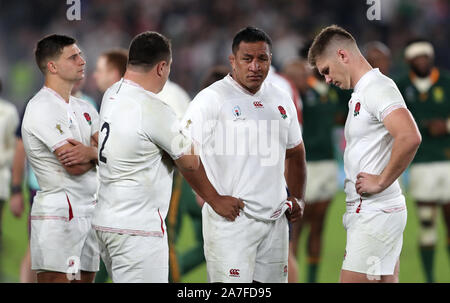 Englands (links-rechts) Ben Youngs, Jamie George, Mako Vunipola und Owen Farrell reagieren nach dem 2019 Rugby World Cup Finale von Yokohama Stadion. Stockfoto