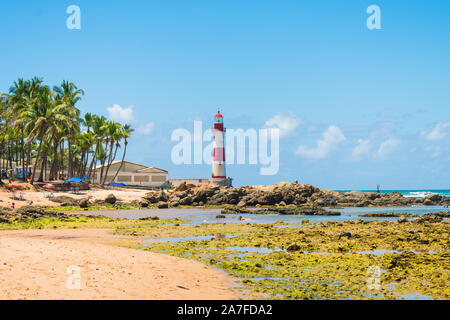 Ein Blick auf Itapua Leuchtturm (Farol de Itapua), beliebte Sehenswürdigkeiten in Salvador, Bahia - Brasilien Stockfoto