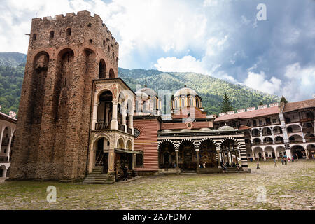 Rila, Bulgarien - 23. Juni 2019: Kloster Rila und mittelalterlichen Turm, einer der wichtigsten touristischen Destinationen und UNESCO-Welterbe in Bulgarien Stockfoto